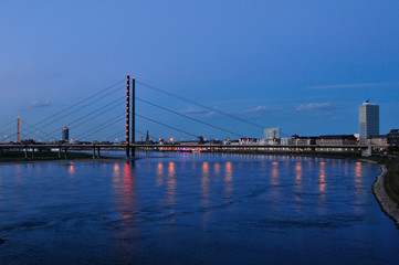 Obraz premium Kniebrücke und Rheinpromenade in Düsseldorf