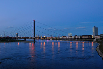 Kniebrücke und Rheinpromenade in Düsseldorf