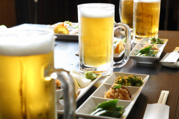 居酒屋の生ビールと料理 © BRAD