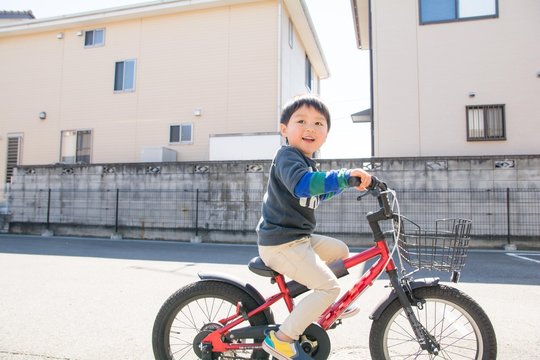 笑顔で自転車に乗る男の子
