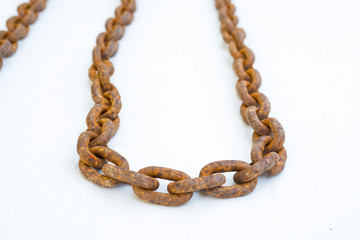 Obraz premium Chain rusty isolated on white color