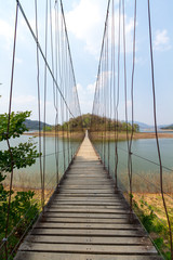 Fototapety  Most linowy przez rzekę na wyspę