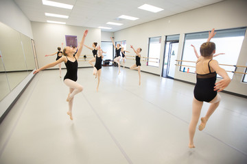 Obraz na płótnie Canvas group of ballet dancers in studio