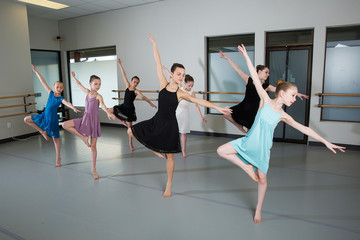 Fototapeta premium Group of ballet dancers in studio