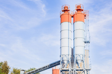 Silos for the production of cement