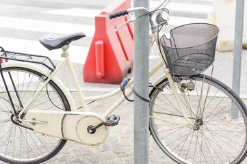 Obraz premium Women's bicycle parked on the street