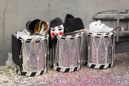 Drei Trommeln und Masken (Larven) stehen am Strassenrand und warten auf ihre Besitzer w&auml;hrend der Basler Fasnacht 2016.