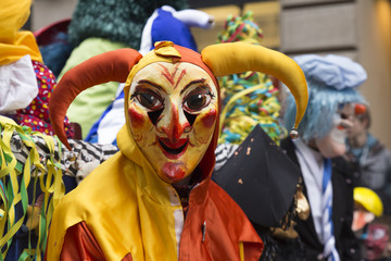 Eine einzelne, rot-gelbe Maske (Larve) während der Basler Fasnacht 2016.