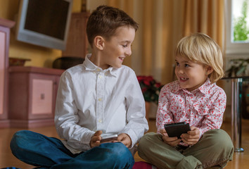 Kind mit Handy