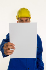 Handwerker mit leerem Blatt