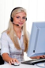 Frau mit Headset und Computer bei Hotline