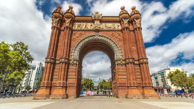 Arc de Triumf timelapse hyperlapse: L'Arc de Triumph, in Barcelona, Spain 