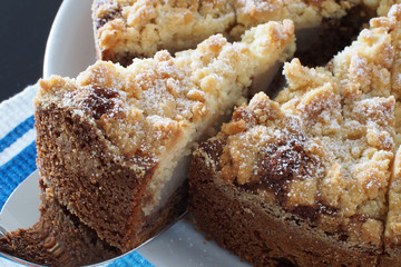 Angeschnittener Birnenstreuselkuchen