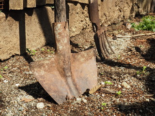 pala e forcone arruginiti