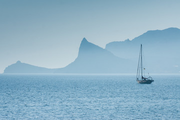 Яхта на синем море