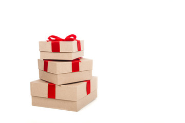 Obraz premium Gift box wrapped in recycled paper with red ribbon 