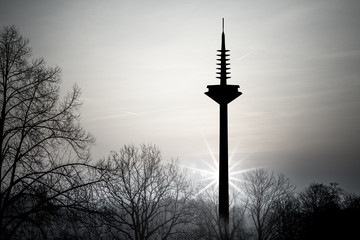 Frankfurter Fernsehtrum im Gegenlicht