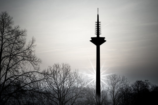 Frankfurter Fernsehtrum im Gegenlicht