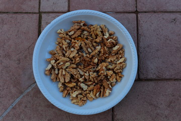 piatta di noci sgusciate