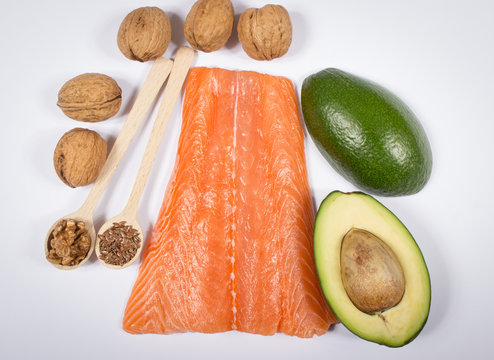 Sources of omega 3 fatty acids: flaxseeds, avocado, salmon and walnuts