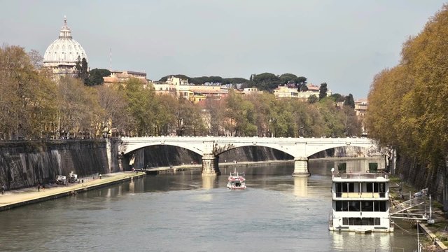 barca sul fiume ponte San Pietro