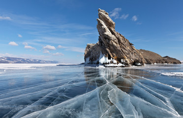 Naklejka premium Jezioro Bajkał w zimowy dzień. Piękne skały i pęknięcia na gładkim lodzie