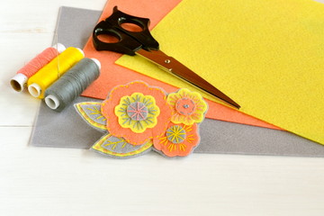 Obraz premium Floral felt brooch, handmade crafts. Felt sheets, scissors, thread, needle - sewing set