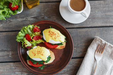 poached eggs benedict with spinach and tomato