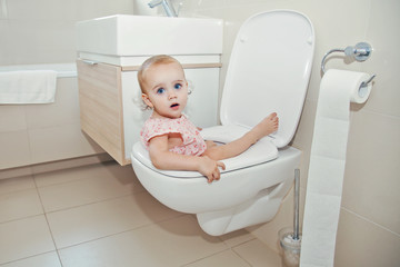 Baby learning toilet - obrazy, fototapety, plakaty
