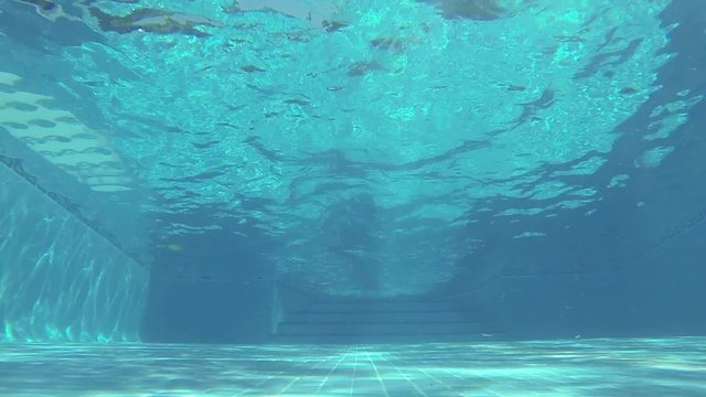 Buceando en la piscina