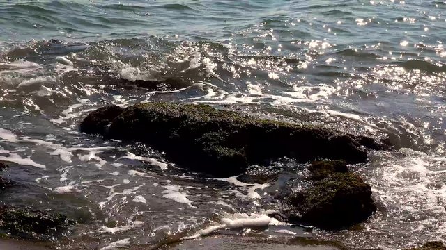 scoglio sommerso dalle onde