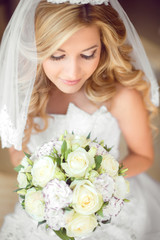 Naklejka premium Attractive bride with wedding bouquet of roses. Beauty makeup. C