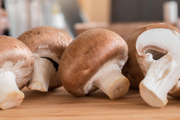 Champignons auf Holzplatte, makro