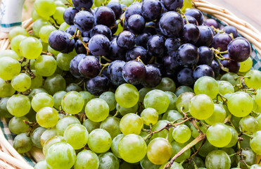 uvas verdes y negras


