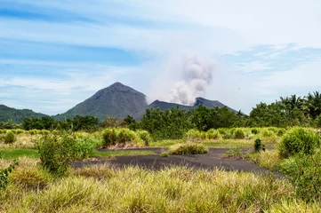 Fotobehang Tavurvur volcano, Rabaul, Papua New Guinea © grinder82