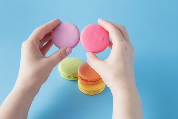Macaroon in the hand