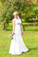 Fototapeta na wymiar Beautiful bride posing in her wedding day