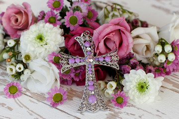 Kreuz mit Blumen