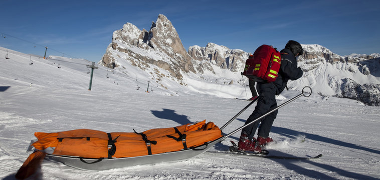 Skiverletzter in den Dolomiten im Winter