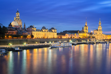 Fototapeta na wymiar Dresden bei Nacht, Deutschland