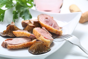 Petto d'anatra in padella con funghi