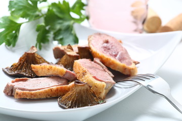 Petto d'anatra in padella con funghi