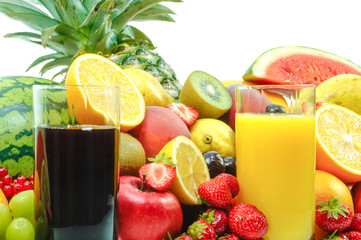 Gesund: Obstsäfte und frische Früchte