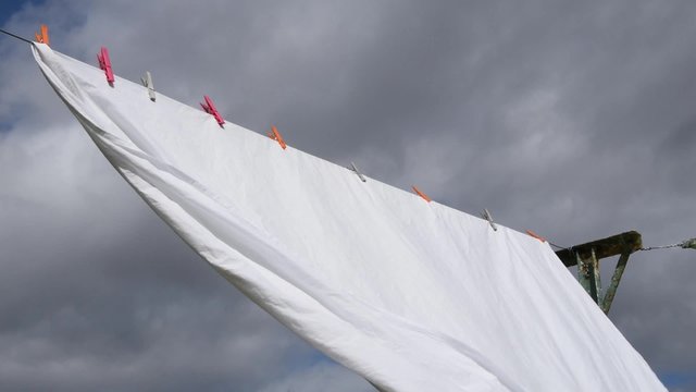 Un drap qui s&egrave;che au vent