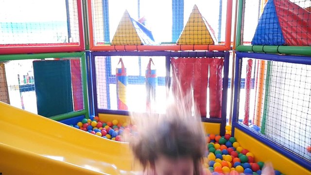 piscine a balles(slow motion)