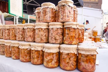Fototapete Produktauswahl Hausgemachtes Fleisch in Dosen in einem Glas auf dem Markt
