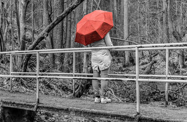 Roter Regenschirm Frau auf Brücke