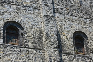 Fototapeta premium Fenêtres à vitraux de la chapelle du château des Contes de Gand 