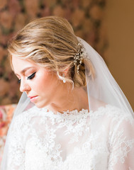Fototapeta na wymiar Beautiful bride in white wedding dress