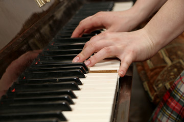 Obraz premium Девушка играет на пианино 